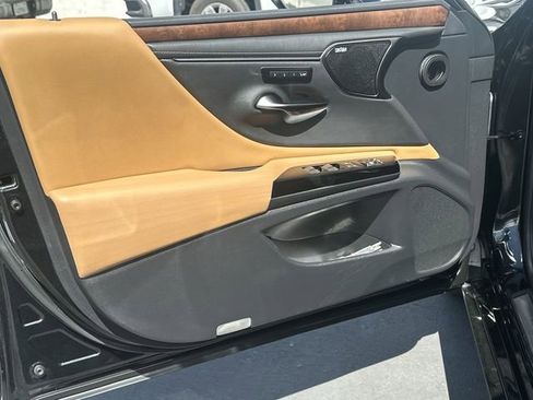 Used 2022 Lexus ES 300h w/ Accessory Package image 23