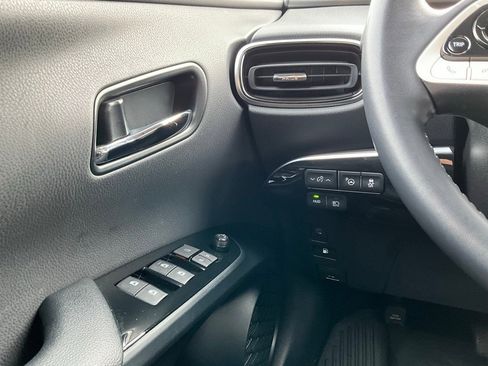 Used 2017 Toyota Prius Prime Advanced image 22