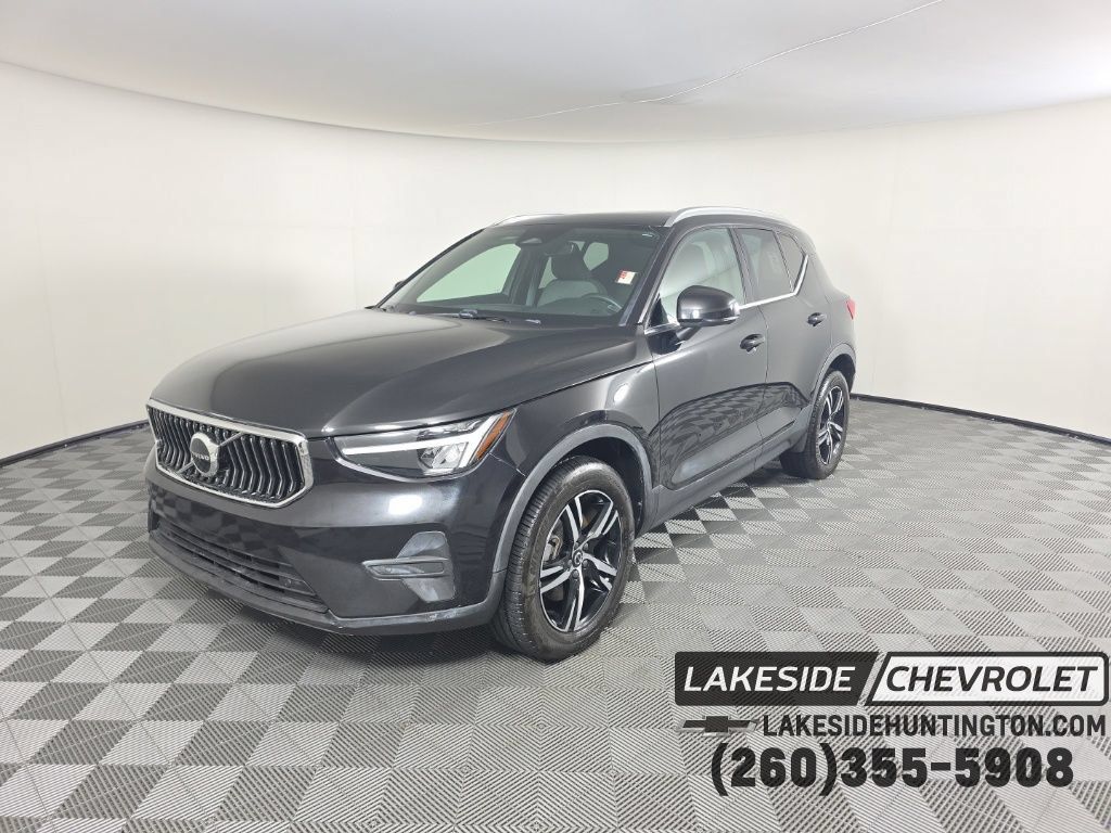 Used 2024 Volvo XC40 B5 Core AWD/4WD image 1