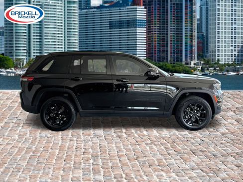 Used 2024 Jeep Grand Cherokee Altitude RWD image 2