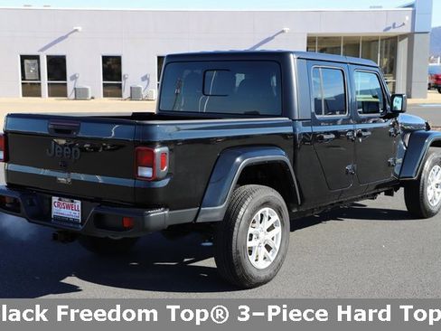 Used 2023 Jeep Gladiator Sport image 5