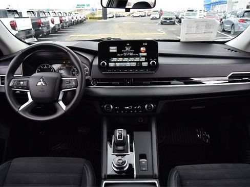 Used 2023 Mitsubishi Outlander SE image 7