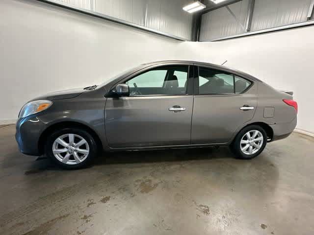 Used 2014 Nissan Versa SV w/ Convenience Package FWD image 2