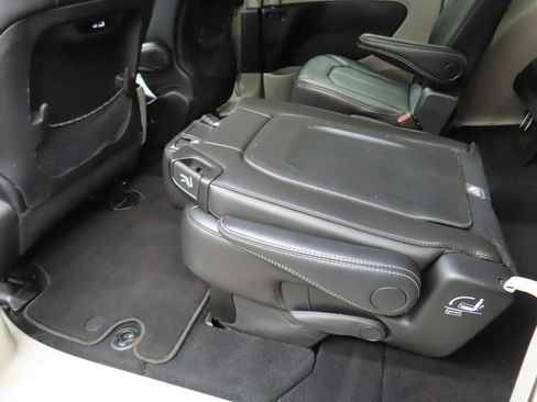 Used 2024 Chrysler Pacifica Touring-L FWD image 52