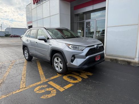 Used 2020 Toyota RAV4 XLE w/ Convenience Package AWD/4WD image 3