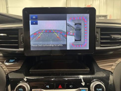 Used 2023 Ford Explorer Limited image 18