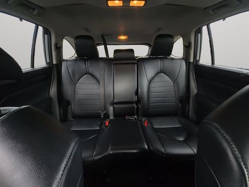 Used 2023 Toyota Highlander XLE FWD image 17
