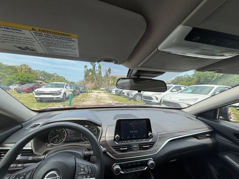 Used 2025 Nissan Altima 2.5 SV FWD image 34