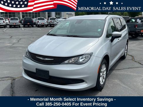 Used 2023 Chrysler Voyager LX FWD image 2