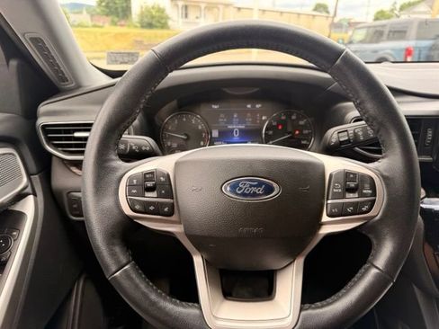 Used 2022 Ford Explorer Limited w/ Equipment Group 301A AWD/4WD image 12