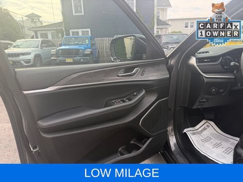 Used 2025 Jeep Grand Cherokee Limited w/ Luxury Tech Group II AWD/4WD image 7