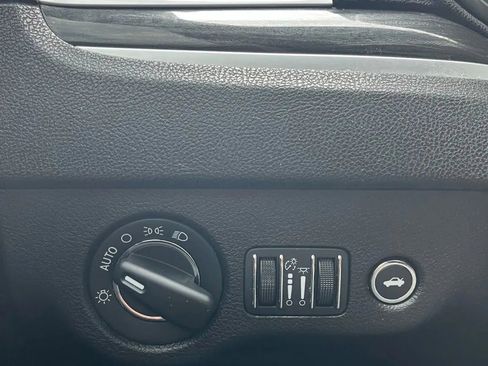 Used 2018 Chrysler 300 Touring w/ Sport Appearance Package image 13