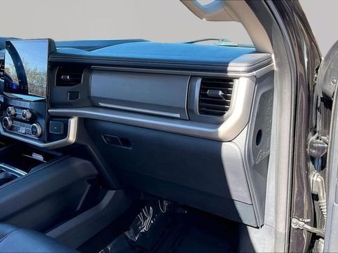 Used 2024 Ford Expedition XLT image 19