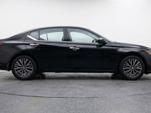Used 2025 Nissan Altima 2.5 SV image 11