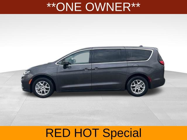Used 2023 Chrysler Pacifica Touring-L FWD image 4