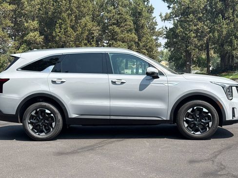 Used 2025 Kia Sorento S AWD/4WD image 3