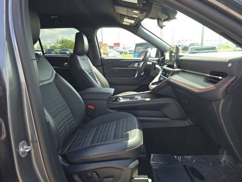 Used 2025 Ford Explorer ST-Line w/ ST-Line Street Pack AWD/4WD image 19