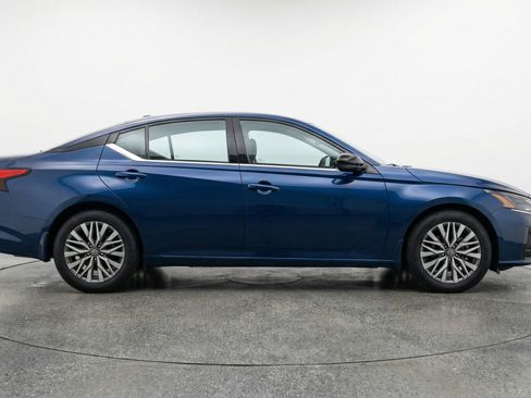 Used 2025 Nissan Altima 2.5 SV image 11