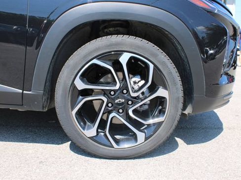 Used 2024 Chevrolet Trax RS w/ Sunroof Package FWD image 34