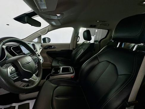 Used 2023 Chrysler Pacifica Touring-L FWD image 21