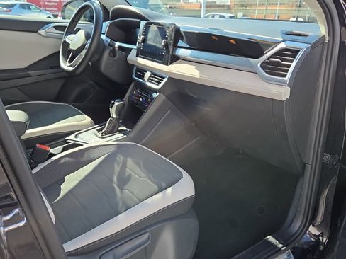 Used 2025 Volkswagen Taos SE image 8