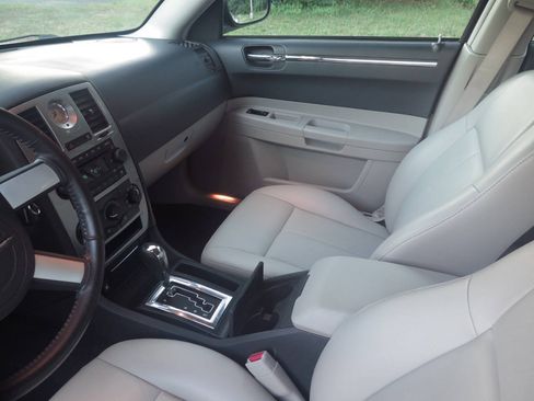 Used 2006 Chrysler 300 Touring w/ Comfort/Convenience Group RWD image 8