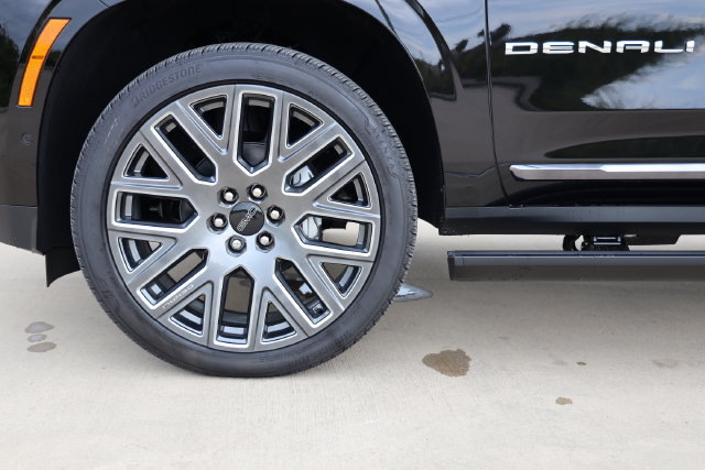 New 2026 GMC Yukon Denali Ultimate w/ LPO, Floor Liner Package AWD/4WD image 9