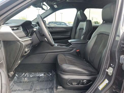 Used 2023 Jeep Grand Cherokee Altitude image 13