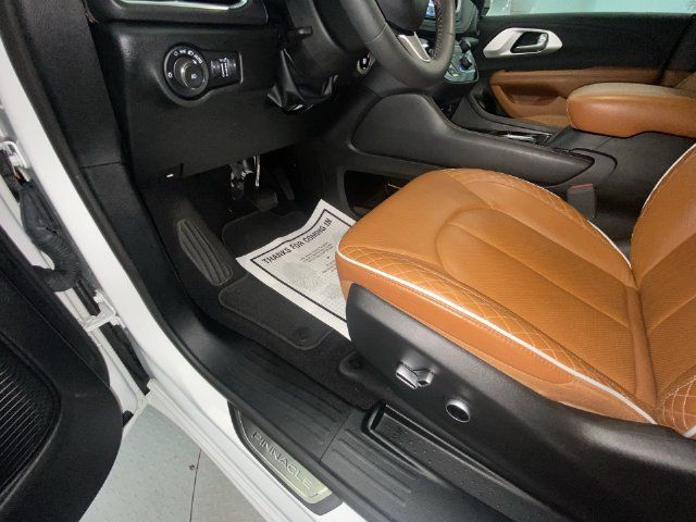 Used 2024 Chrysler Pacifica Pinnacle FWD image 12