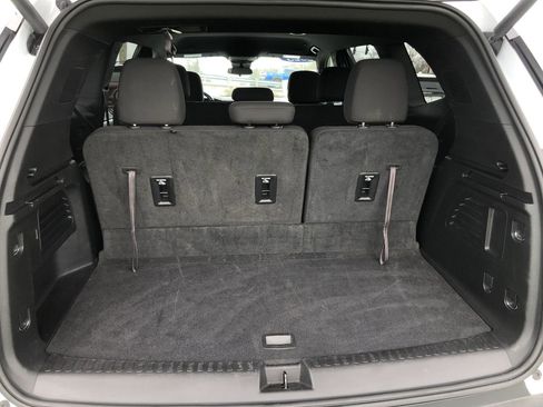 Used 2025 GMC Acadia Elevation image 9