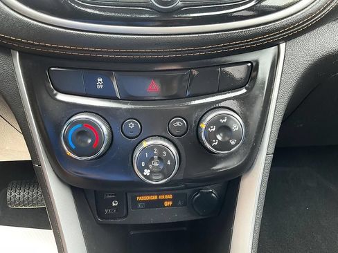 Used 2020 Chevrolet Trax LT w/ LT Convenience Package AWD/4WD image 20