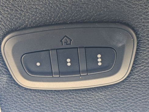 Used 2020 Jeep Wrangler Unlimited Sahara image 35