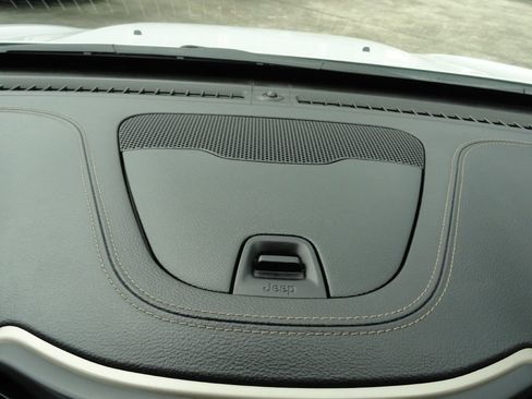 Used 2016 Jeep Cherokee Latitude w/ Comfort/Convenience Group FWD image 28