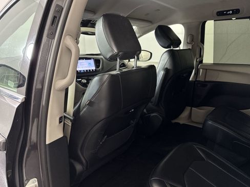 Used 2023 Chrysler Pacifica Touring-L image 27