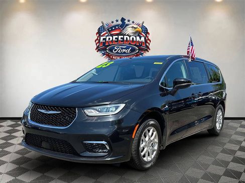 Used 2023 Chrysler Pacifica Touring-L FWD image 2