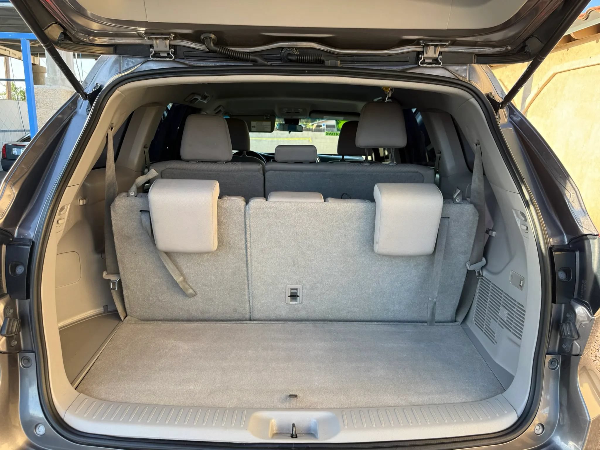 Used 2018 Toyota Highlander LE w/ Carpet Mat Package (TMS) AWD/4WD image 9