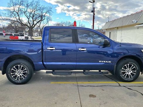 Used 2021 Nissan Titan SV w/ SV Convenience Package image 5