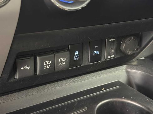Used 2021 Toyota Tundra Limited w/ Limited Premium Package AWD/4WD image 29