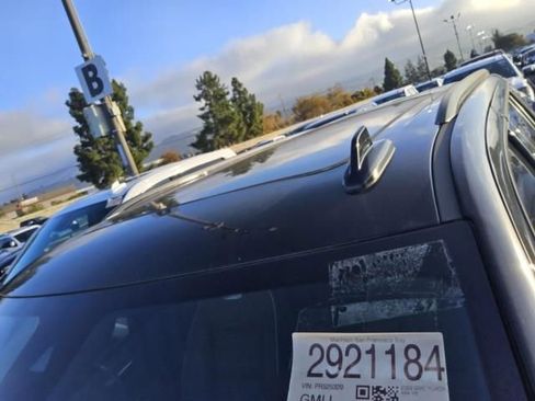 Used 2023 GMC Yukon Denali Ultimate image 2