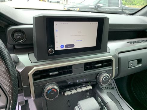 Used 2025 Toyota Tacoma SR5 AWD/4WD image 18