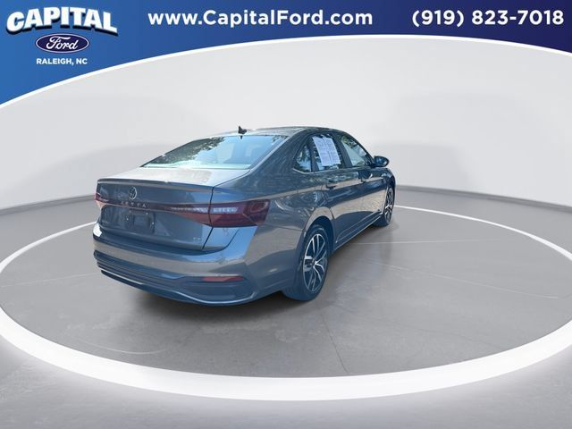 Used 2025 Volkswagen Jetta SE FWD image 8