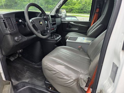 Used 2015 Chevrolet Express 2500 RWD image 22