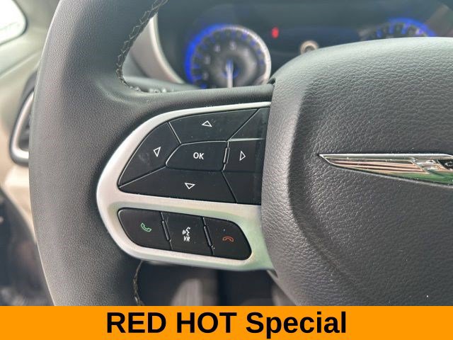 Used 2023 Chrysler Pacifica Touring-L FWD image 16
