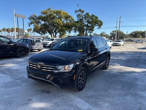 Used 2020 Volkswagen Tiguan SE w/ Panoramic Sunroof Package image 2