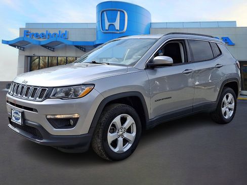 Used 2019 Jeep Compass Latitude w/ Popular Equipment Group AWD/4WD image 3