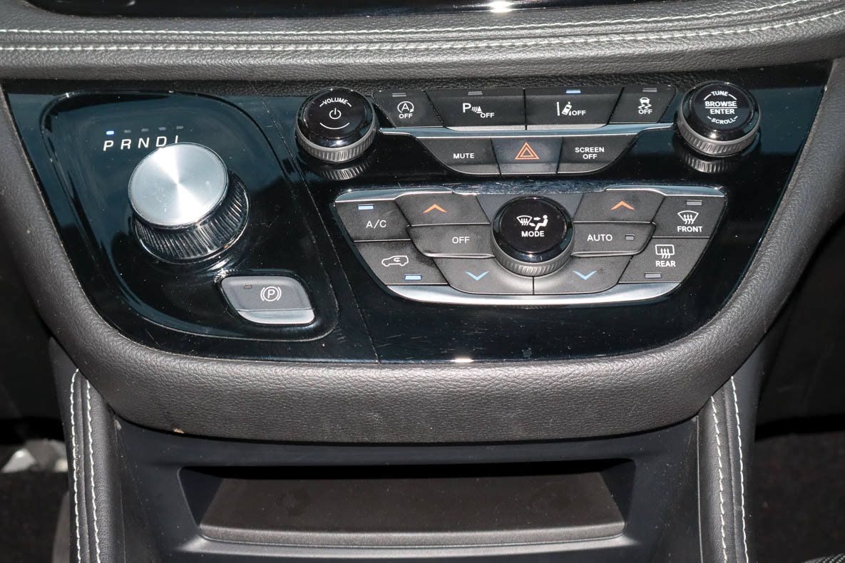 Used 2025 Chrysler Pacifica Limited FWD image 23