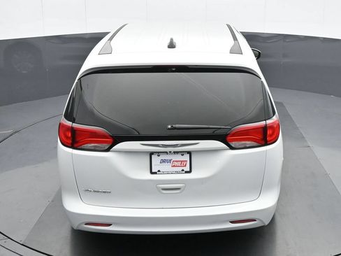 Used 2020 Chrysler Voyager L FWD image 21