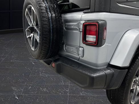 Used 2024 Jeep Wrangler Unlimited image 29