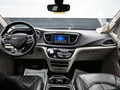 Used 2018 Chrysler Pacifica Touring-L FWD image 13