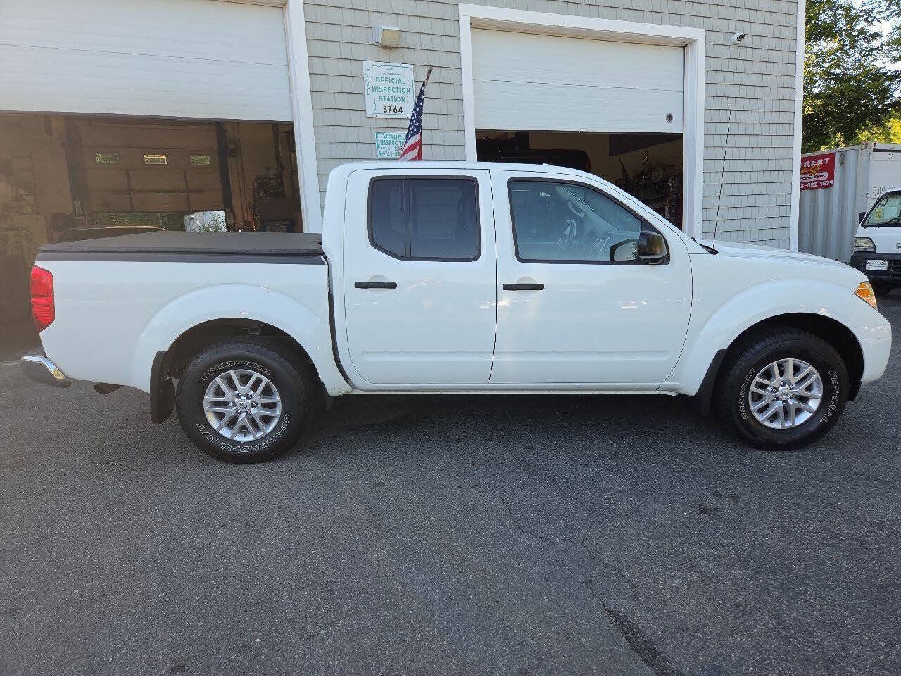Used 2015 Nissan Frontier SV w/ SV Value Truck Package AWD/4WD image 8